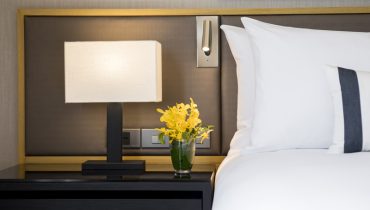 Travelodg-Sukhumvit-11-Deluxe-Plus-Tomannsrom-nattbord Travelodg-Sukhumvit-11-Deluxe-Plus-Twin-Room-bedside-table