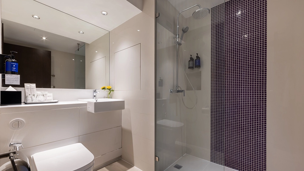 TLSB-Room-Family-And-Friends-Tree-Gaze-Connecting-bathroom