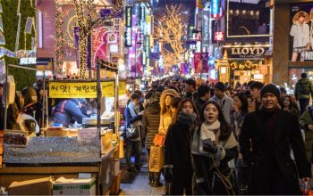 Blog_People walking in street of Seoul-winter