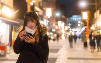 Blog_girl using phone in Asakusa