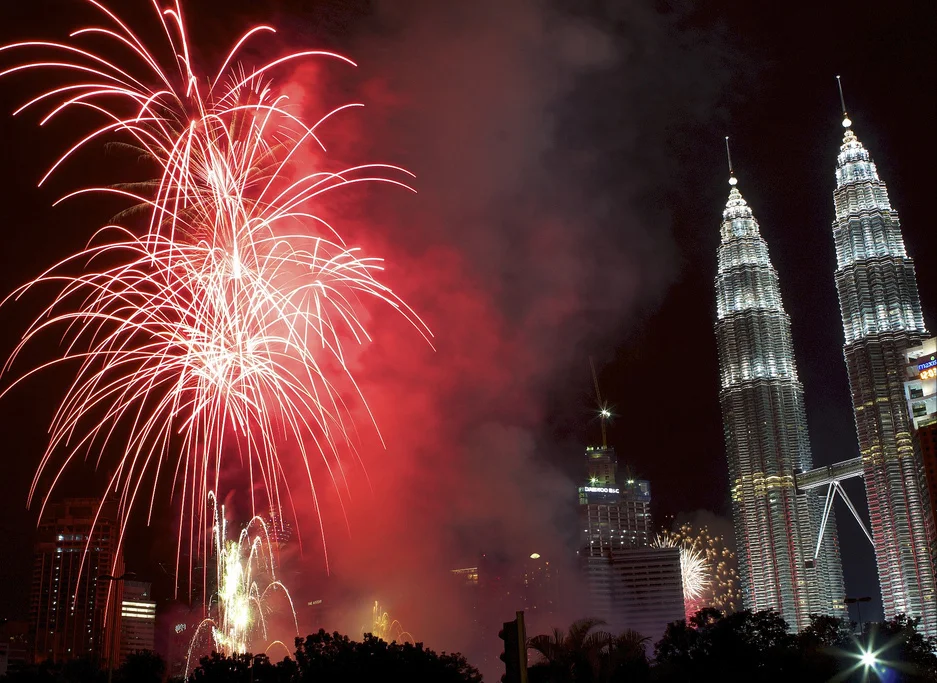 Fireworks and the illuminated Petronas towers ring in the new year in Kuala Lumpur, Malaysia; a festival accessible to any マレーシア ホテル (Malaysia Hotel)