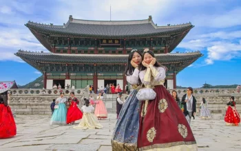 Young Asian women dressed in traditional Korean hanbok at Gwanghwamun Square