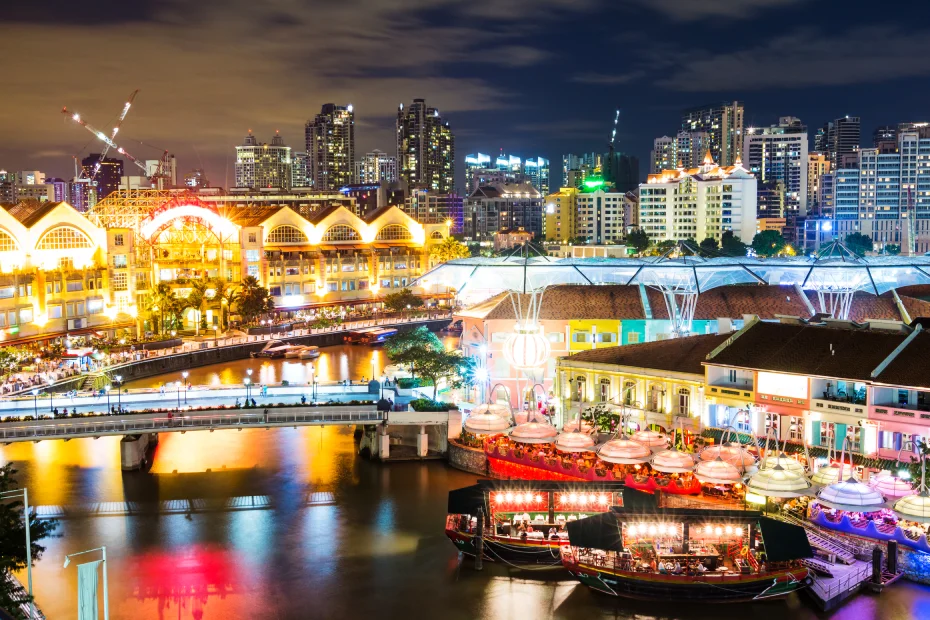 Singapore night life at the Clarke Quay river, a tourist destination within easy reach of any シンガポールのホテル (Singapore Hotel)