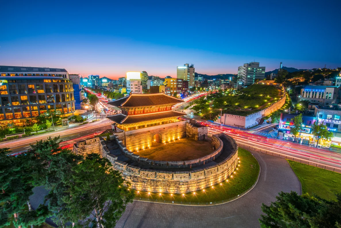 Set as alt text: Long exposure shot of Dongdaemun Palace against the urban backdrop of Seoul, a tourist destination easily accessible to any 韓国ホテル (Korean Hotel)